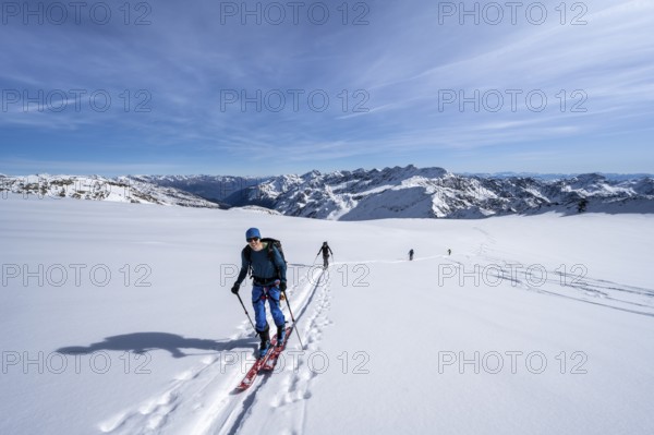 Ski tourers on an alpine tour on the Fürkeleferner glacier, snow-covered mountain landscape in