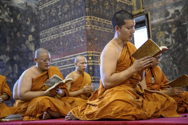 Buddhist monks at prayer, Wat Pho, Temple of the Reclining Buddha, Bangkok, Thailand, Asia