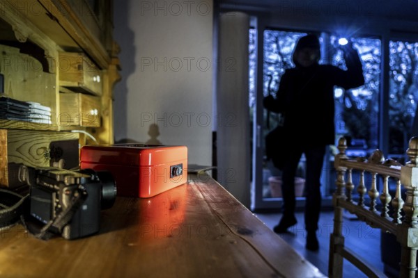 Symbolic image of a burglary, perpetrator has broken into a flat from the garden side and is