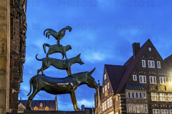 Sculpture of the Bremen Town Musicians at dusk, Free Hanseatic City of Bremen, Germany, Europe