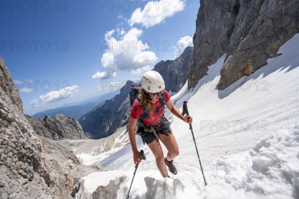 Mountaineer on a snowfield, mountain basin with glacier remnant of the Höllentalferner, Höllental,