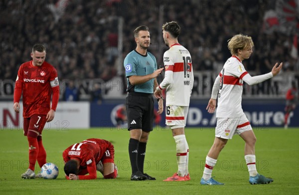 Referee Daniel Schlager in discussion with Atakan Karazor VfB Stuttgart (16) Frans Kraetzig VfB