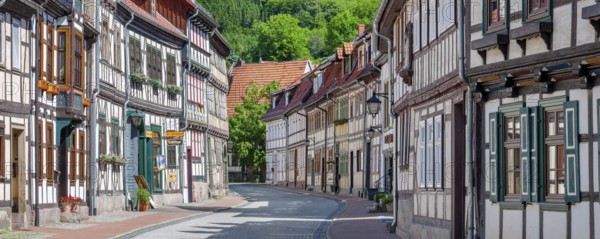 Street with half-timbered houses and cobblestones winds through the old town, Stolberg im Harz,