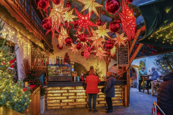 Mulled wine stand in the side passage at the Christmas market, Bad Tölz, Isartal, Upper Bavaria,