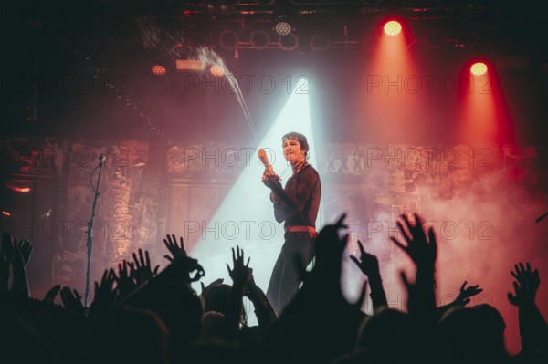 Remington Leith, singer of Palaye Royale live on Death Or Glory EU/UK Tour 2024 at Astra Kulturhaus