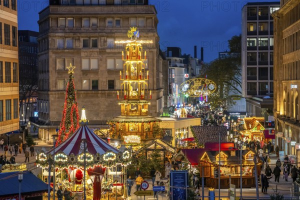 Pre-Christmas season, Christmas market in the city centre of Essen, Willy-Brandt-Platz, pedestrian
