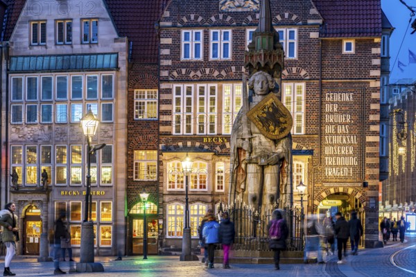 Bremen's Roland statue on the market square at dusk, Free Hanseatic City of Bremen, Germany, Europe
