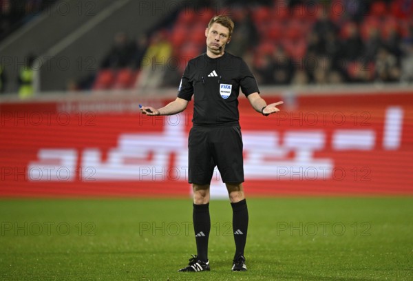 Referee Referee Christian Dingert gesture gesture reproachful, Voith-Arena, Heidenheim,