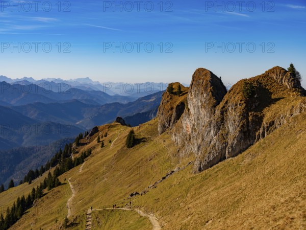 Hiking trails below the Rotwand-Köpfe, view of the Alpine panorama with Zugspitze, Mangfall