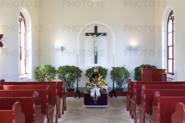 Urn and grave decoration in the mourning hall for the funeral service, Trinitatisfriedhof Riesa,
