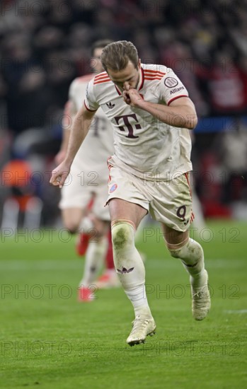 Goal celebration Harry Kane FC Bayern Munich FCB (09) kisses wedding ring, ritual, UEFA Champions