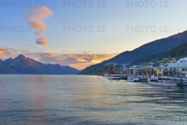 View of Queenstown and lake Wakatipu, Queenstown, South Island, New Zealand, Oceania