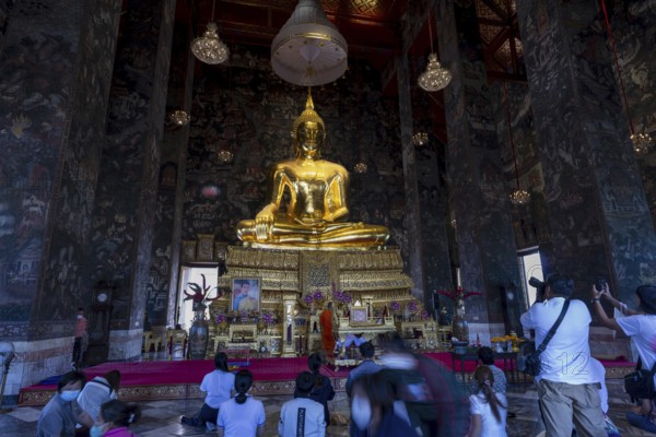Golden Buddha statue, Phra Si Sakyamuni, (from the Sukhothai era and one of the largest seated