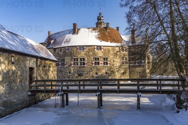 The snow-covered moated castle Burg Vischering near Lüdinghausen, Münsterland, North