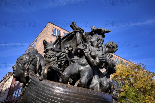 Fool's ship fountain, fountain sculpture, Old Town, Nuremberg, Franconia, Bavaria, Germany, Europe