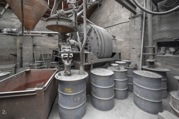 Production room with metal powder grinding mill for the production of zinc powder, metal powder