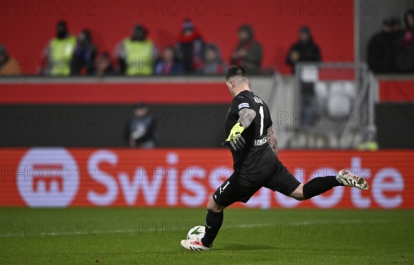 Goalkeeper Kevin Müller 1. FC Heidenheim 1846 FCH (01) Action on the ball Perimeter advertising