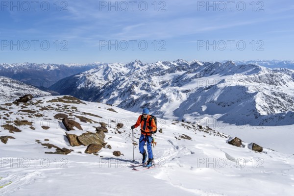 Ski tourers on a high tour on the Fürkeleferner glacier, view of the mountain panorama,