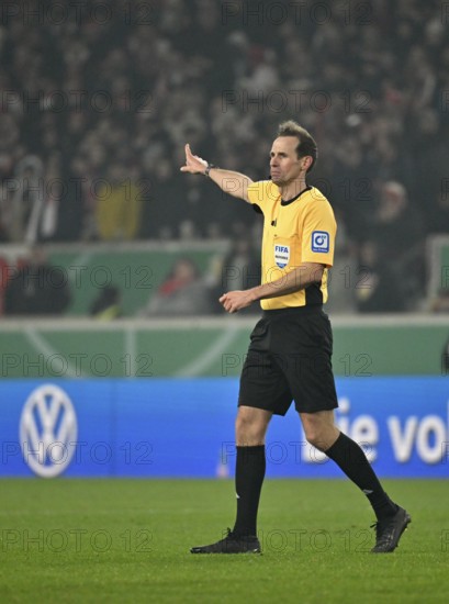 Referee Referee Sascha Stegemann Gesture Gesture DFB Cup, MHPArena, MHP Arena Stuttgart,