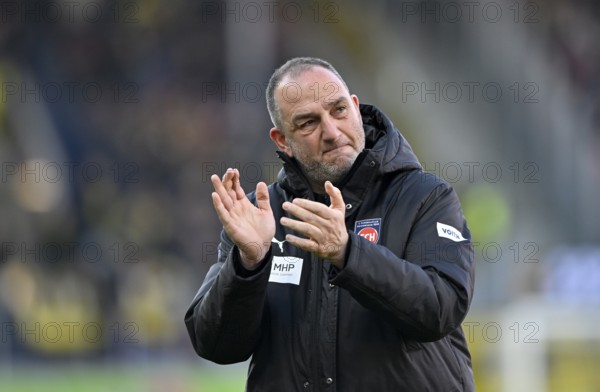 Coach Frank Schmidt 1. FC Heidenheim 1846 FCH clapping his hands in encouragement, applause