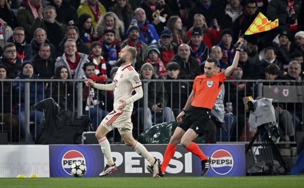 Konrad Laimer FC Bayern Munich FCB (27) Action on the ball, assistant referee linesman Referee