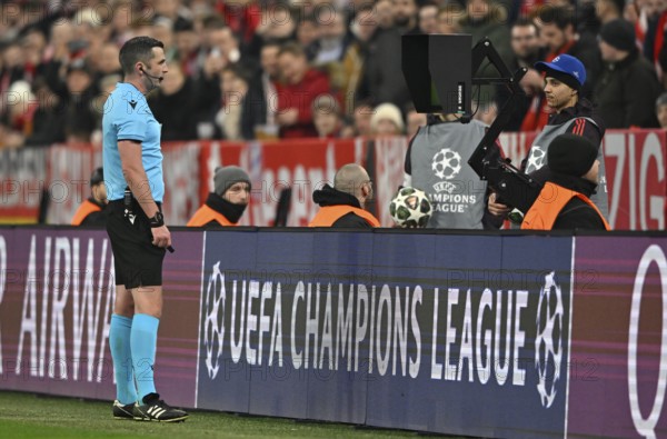 Referee Michael Oliver (ENG) in the review area VAR, video assistant referee, video evidence, video