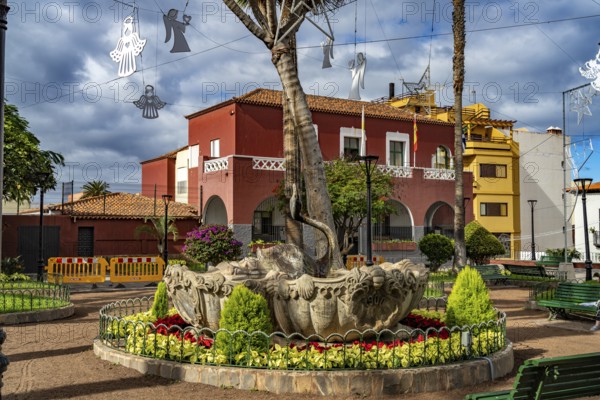 Fountain in the Plaza de la iglesia, Puerto de la Cruz, Tenerife, Canary Islands, Spain, Europe