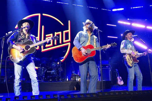 Jess Carson (guitar, vocals), Mark Wystrach (vocals, guitar), Cameron Duddy (bass, MIDLAND, Uber