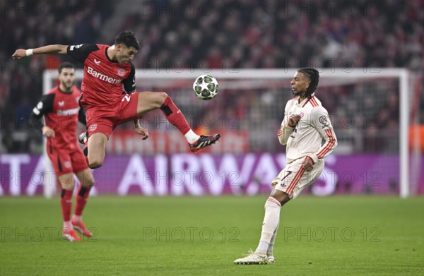 Tackle, action Exequiel Palacios Bayer 04 Leverkusen (25) v Michael Olise FC Bayern Muenchen FCB