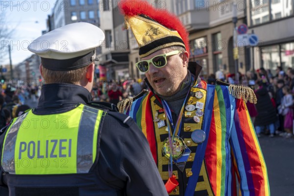 Rose Monday carnival parade in Düsseldorf, police officers secure the Rose Monday parade, parade