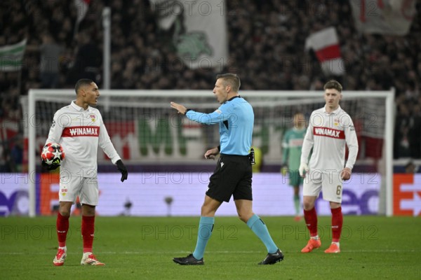 Referee Referee Davide Massa (ITA) Gesture Gesture in conversation Discussion with Enzo Millot VfB