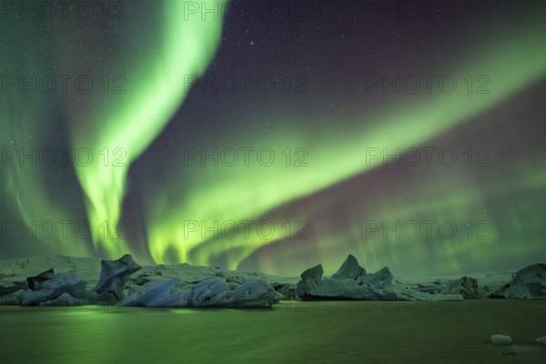 Northern Lights over icebergs in the glacier lagoon, Jökulsarlon, icebergs with glacier,