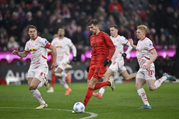 Leon Goretzka FC Bayern Munich FCB (08) Action on the ball Nicolas Seiwald RasenBallsport RB