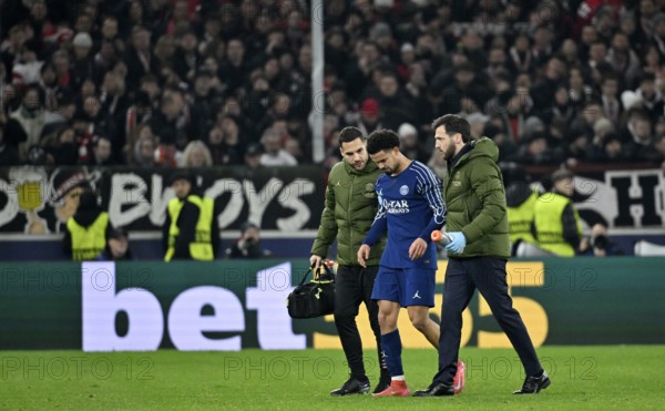 Warren Zaire-Emery FC Paris Saint-Germain PSG (33) has to leave the pitch due to injury Coach