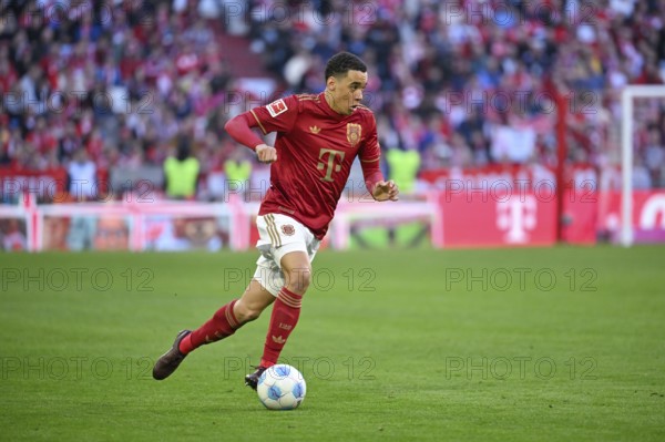 Jamal Musiala FC Bayern Munich FCB (42) Action on the ball special jersey 125 years FC Bayern