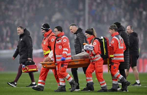 Paramedics carry Benjamin Henrichs RasenBallsport Leipzig RBL (39) injured injury Achilles tendon