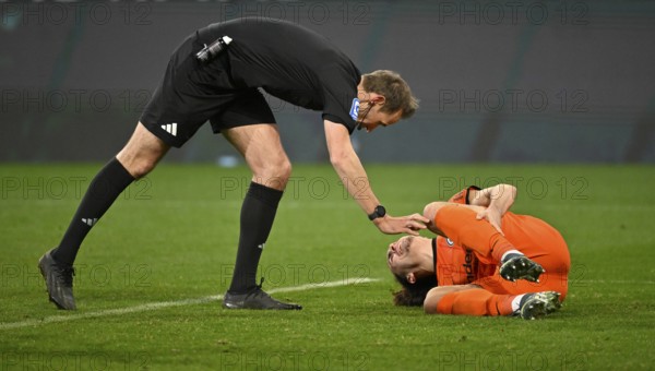 Arthur Theate Eintracht Frankfurt SGE (03) injured Injury Referee Sascha Stegemann attends PreZero