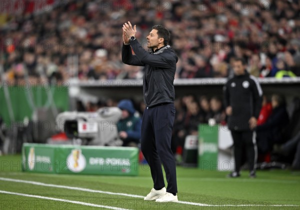 Coach Xabi Alonso Bayer 04 Leverkusen on the sidelines Gesture Gesture DFB Cup round of 16, Allianz
