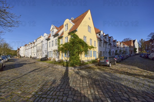 Historic houses, cobblestone pavement, blue cloudless sky, street crossing Elfengrube with An der