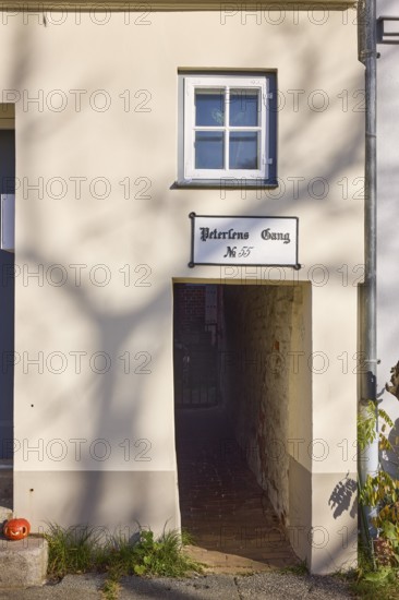 Peterlens Gang, facade of a house with window, An der Obertrave, Old Town, Hanseatic City of