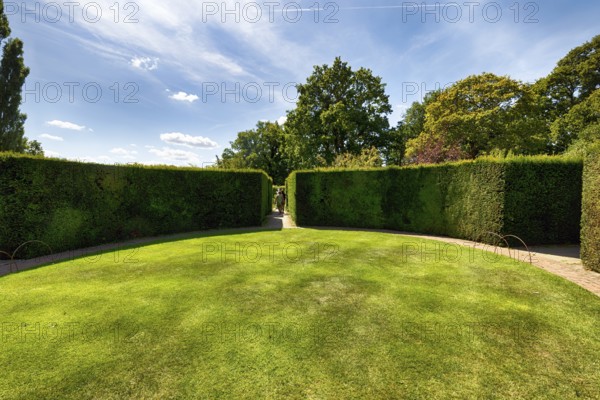 Courtyard with hedges, yew (Taxus baccata), topiary, topiary, Sissinghurst Castle and Garden,