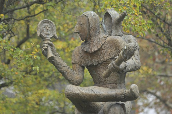 Sculpture Till by Eberhard Linke 2010, Till Eulenspiegel, mirror, holding, hand, arm, modern art,