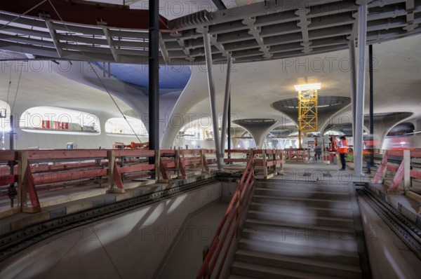 Access from the S-Bahn and light rail, chalice supports in the cathedral, construction site,