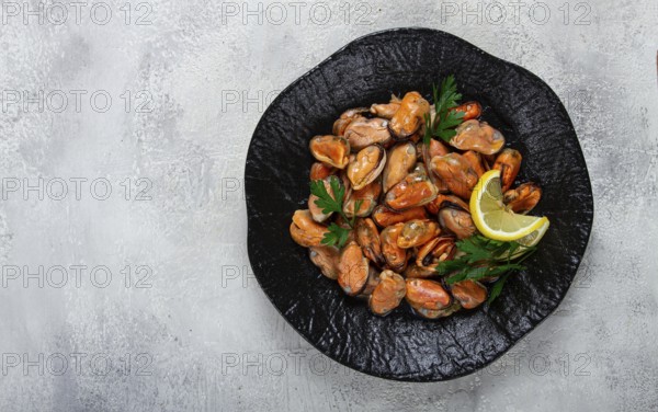 Mussels no shell, boiled, mussels, peeled, in a bowl, with lemon and parsley, Chilean mussels, top