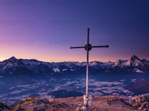 Rauher Kopf summit cross at dawn, behind the Berchtesgaden Alps, Hoher Göll, Steinernes Meer,
