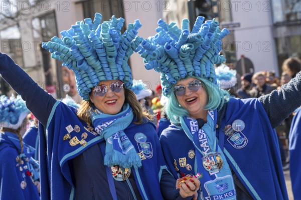 Rose Monday parade in Düsseldorf, groups of carnival societies and other participants in the street