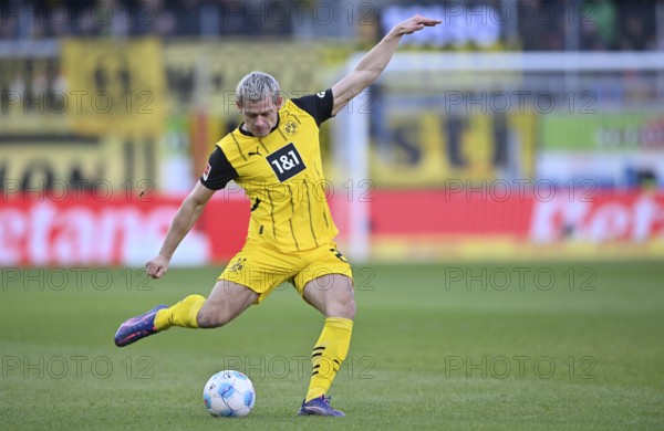 Julian Ryerson Borussia Dortmund BVB (26) Action on the ball Voith-Arena, Heidenheim,