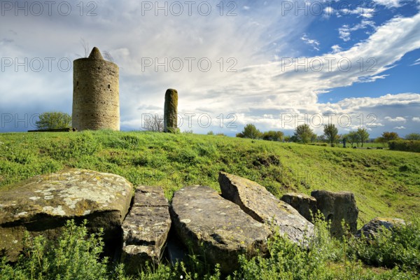 Monument ensemble, megalithic tomb, dolmen goddess and Eichstädter Warte, approaching thunderstorm,