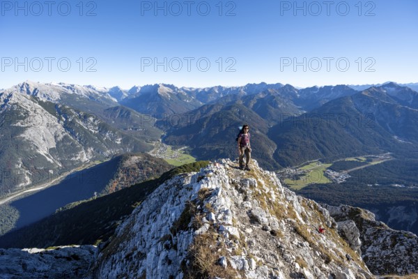 Mountaineer on the summit of the Große Arnspitze, mountain panorama with Karwendel mountains,