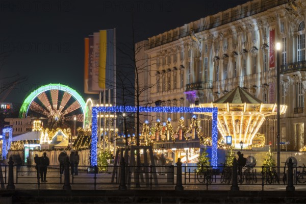 Entrance to the Christmas market at the Humboldt Forum, Berlin Palace, night shot, Mitte, Berlin,